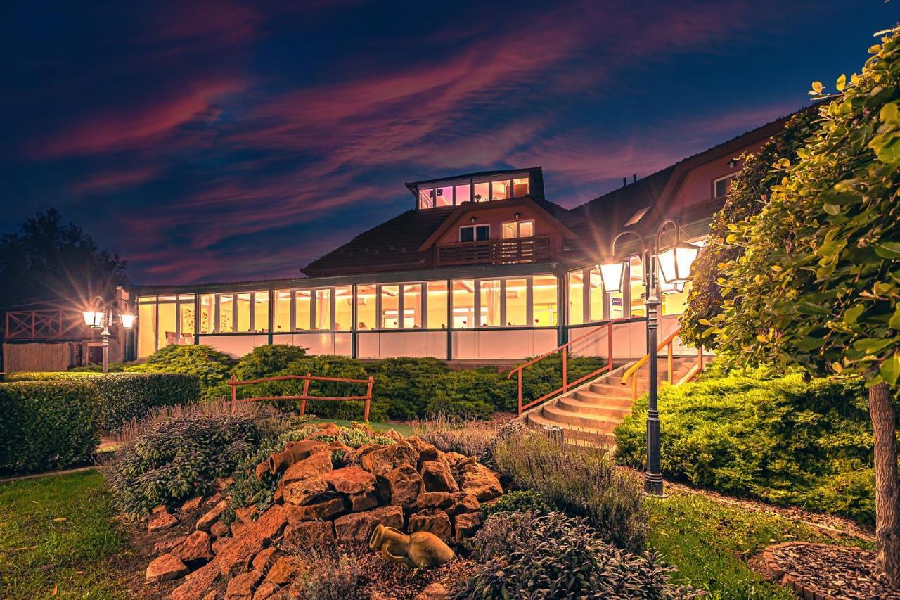 Martoni Resort & Restaurant Szigetszentmarton Exterior photo