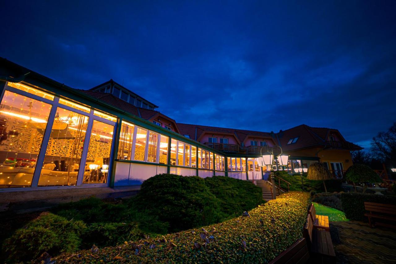 Martoni Resort & Restaurant Szigetszentmarton Exterior photo